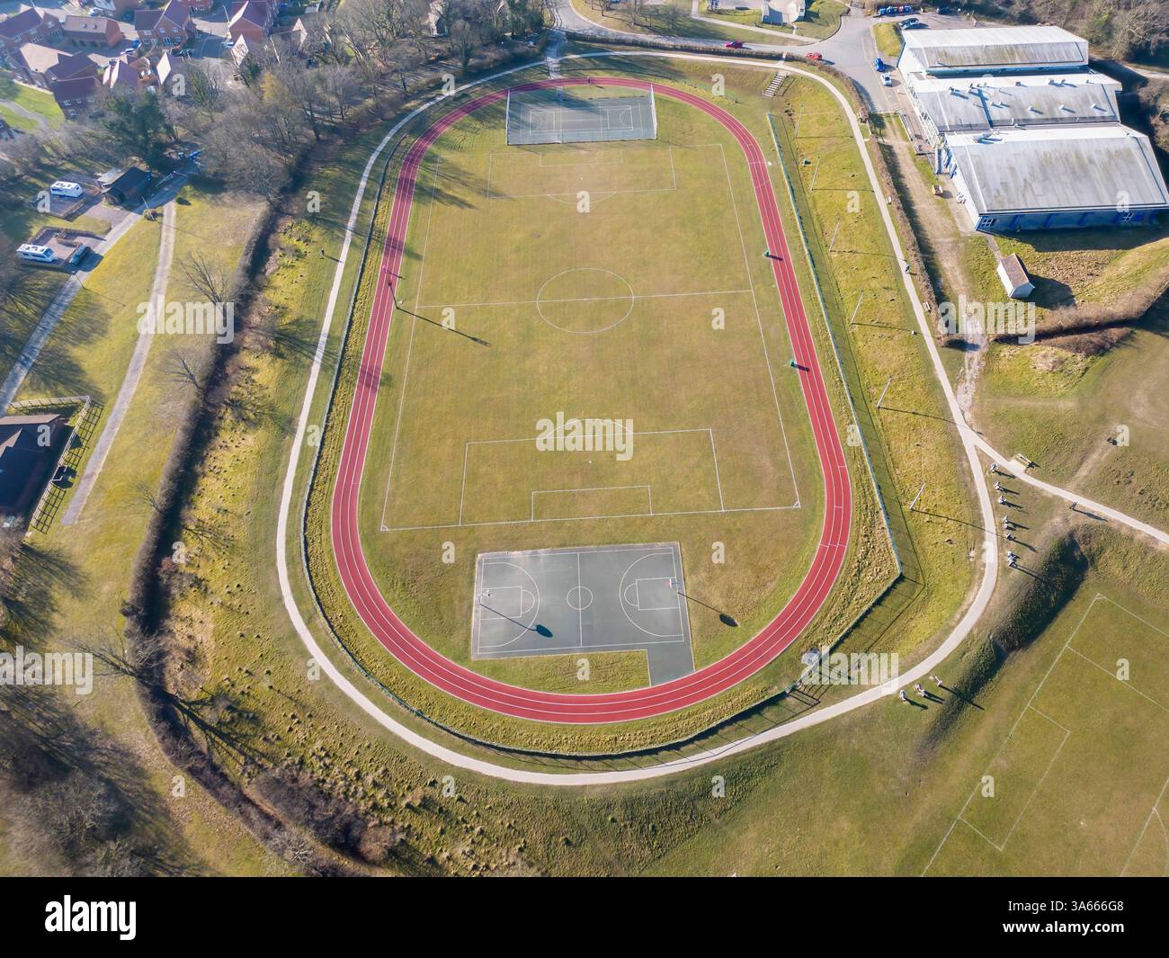 Luftaufnahme des crowborough Sports Centre und der Leichtathletikbahn am Goldsmiths Recreation Ground in East sussex Stockfoto