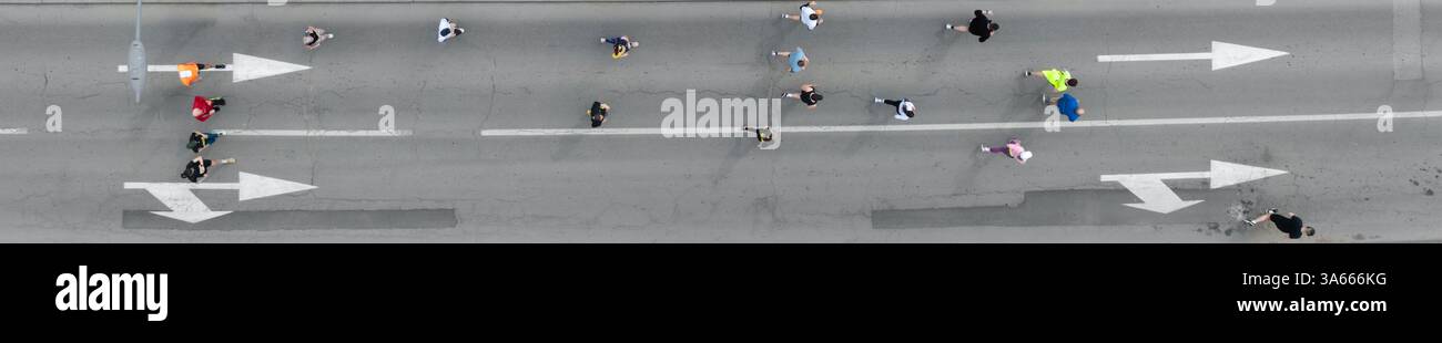 Luftbild einer Gruppe von Menschen, die zusammen in eine Richtung laufen. Banner für gesunden Lebensstil. Stockfoto
