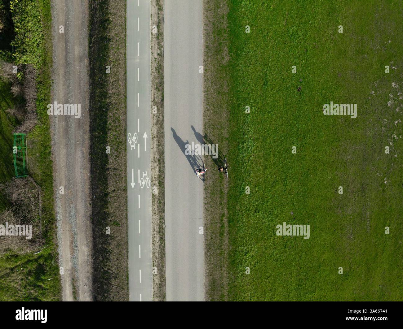 Luftbild von zwei Personen, die einen Sommertag auf ihren Fahrrädern genießen. Gesunder Lebensstil Hintergrund. Stockfoto