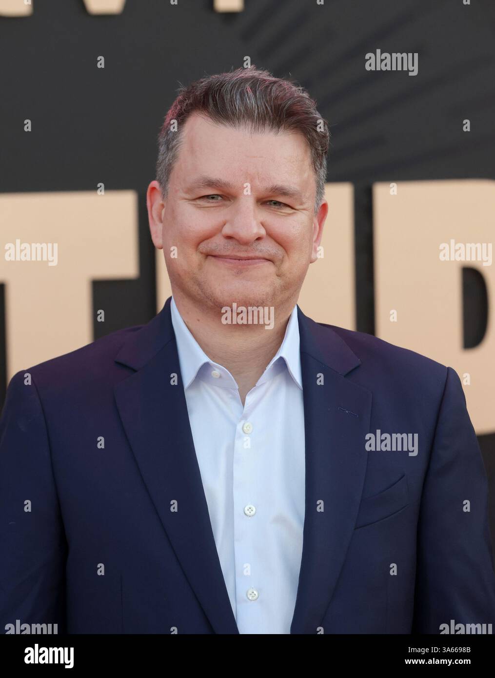 Los Angeles, Usa. März 2025. Alex Gregory nimmt am Montag, den 24. März 2025, im Academy Museum in Los Angeles an der Premiere der dramatischen Komödie „The Studio“ von Apple TV Teil. Storyline: Folgt einem alten Hollywood-Filmstudio, das versucht, in einer Welt zu überleben, in der es für Kunst und Wirtschaft immer schwieriger wird, zusammenzuleben. Foto: Greg Grudt/UPI Credit: UPI/Alamy Live News Stockfoto