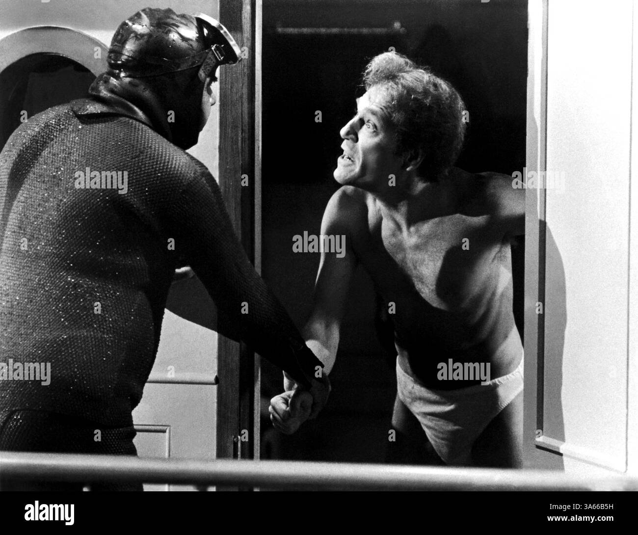 15. Mai 1975; Hollywood, Kalifornien, USA; GEORGE SEGAL stars wie Sam Spade Jr. in der Komödie "The Black Bird" unter der Regie von David Giler. Stockfoto