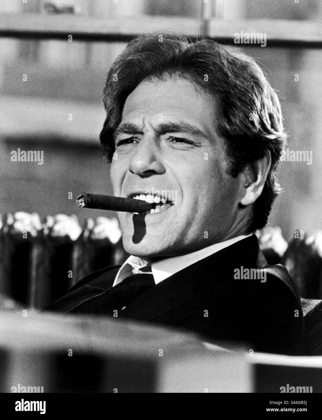1. Mai 1975; Hollywood, Kalifornien, USA; GEORGE SEGAL stars wie Sam Spade Jr. in der Komödie "The Black Bird" unter der Regie von David Giler. Stockfoto