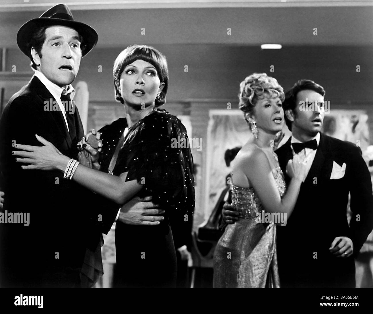 10. Mai 1975; Hollywood, Kalifornien, USA; GEORGE SEGAL und STEPHANE AUDRAN Stern als Sam Spade Jr. und Anna Kemidov in der Komödie "The Black Bird" unter der Regie von David Giler. Stockfoto