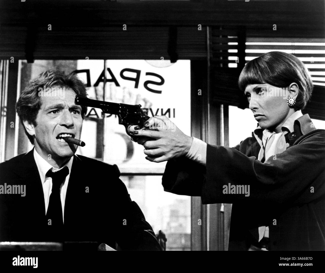 12. Mai 1975; Hollywood, Kalifornien, USA; GEORGE SEGAL und STEPHANE AUDRAN Stern als Sam Spade Jr. und Anna Kemidov in der Komödie "The Black Bird" unter der Regie von David Giler. Stockfoto
