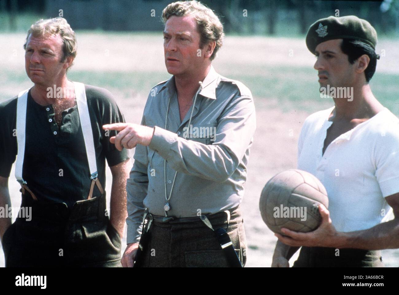 ERSCHEINUNGSDATUM: 30. Juli 1981 FILMTITEL: Victory STUDIO: Victory Company DIRECTOR: John Huston PLOT: Die wahre Geschichte zweier britischer Leichtathleten bei den Olympischen Sommerspielen 1924. Der eine ist ein frommer schottischer Missionar, der für Gott kandidiert, der andere ist ein jüdischer Student in Cambridge, der sich um Ruhm und Vorurteilen DREHT. GEZEIGT: BOBBY MOORE als Terry Brady, MICHAEL CAINE als Captain John Colby und SYLVESTER STALLONE als Robert Hatch (Credit Image: © Victory Company/Entertainment Pictures/ZUMAPRESS.com) Stockfoto