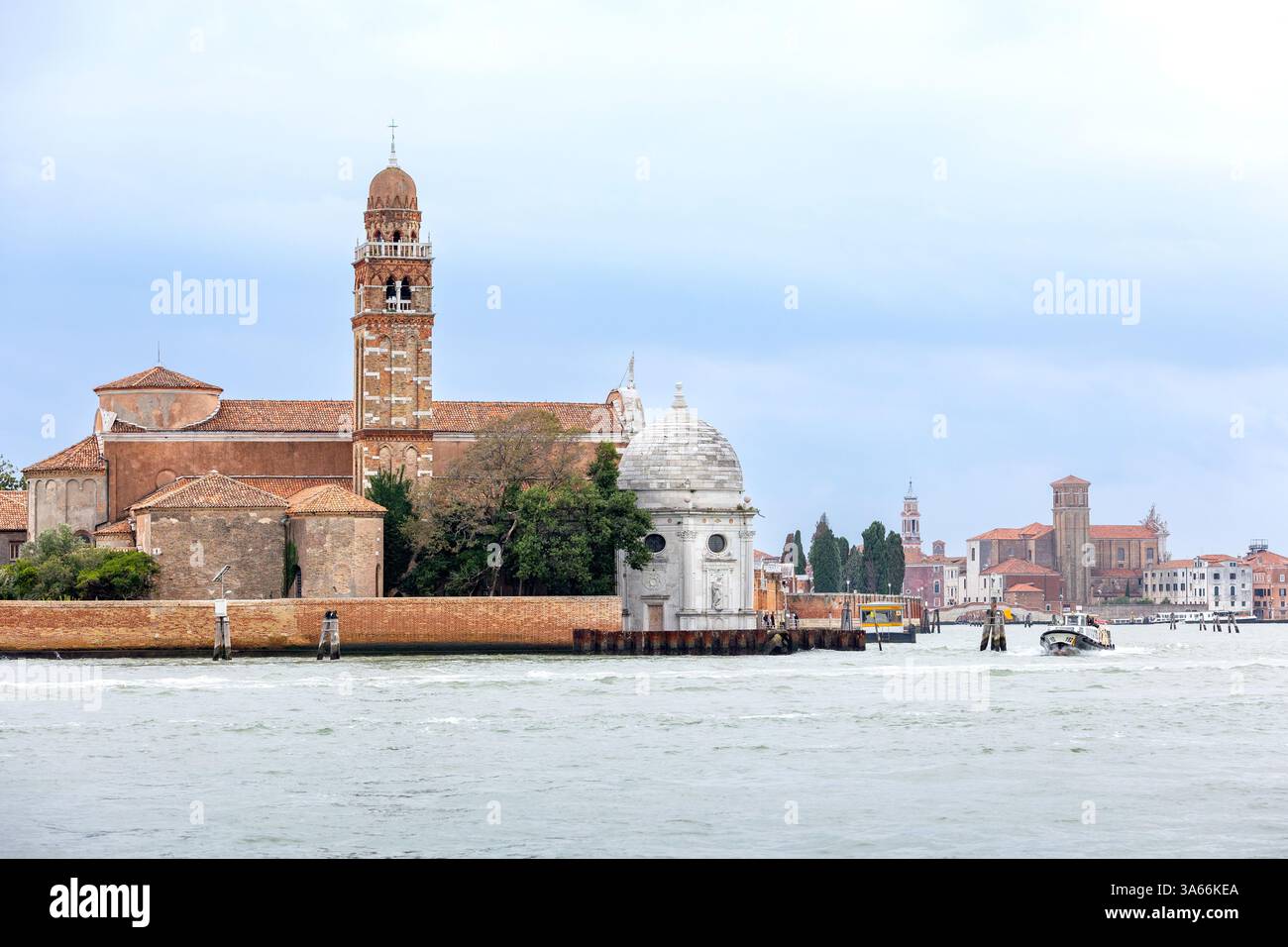 Murano, Venedig, Italien - 1. Oktober 2024: Kirchturm San Pietro Martyre oder St. Peter Martyr und Boot Stockfoto
