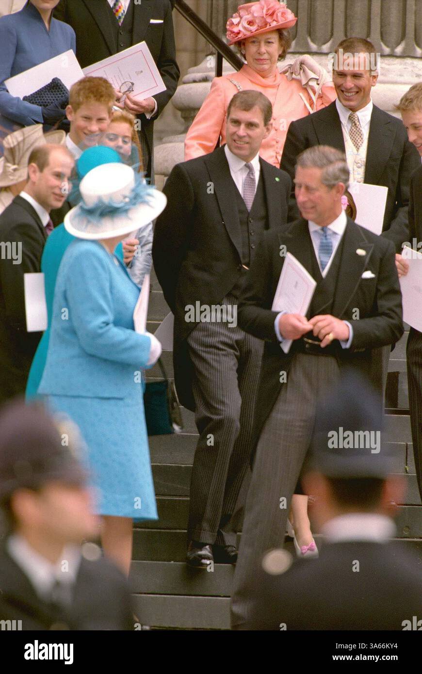 APRIL 2001 - LONDON, GROSSBRITANNIEN - Â RICHARD CHAMBURY ALPHA/ M041396 11 07 00.PRINZ EDWARD, PRINZ HENRY, PRINZESSIN BEATRICE, DIE KÖNIGIN, PRINZ ANDREW, PRINZESSIN MARGARET, PRINZ CHARLES, PETER PHILLIPS & PRINZ WILLIAM.-THANKSGIVING ZUM 100. GEBURTSTAG DER KÖNIGIN MUTTER IN ST. PAUL'S CATHEDRAL IN LONDON. (Kreditbild: © Globe Photos/ZUMAPRESS.com) Stockfoto