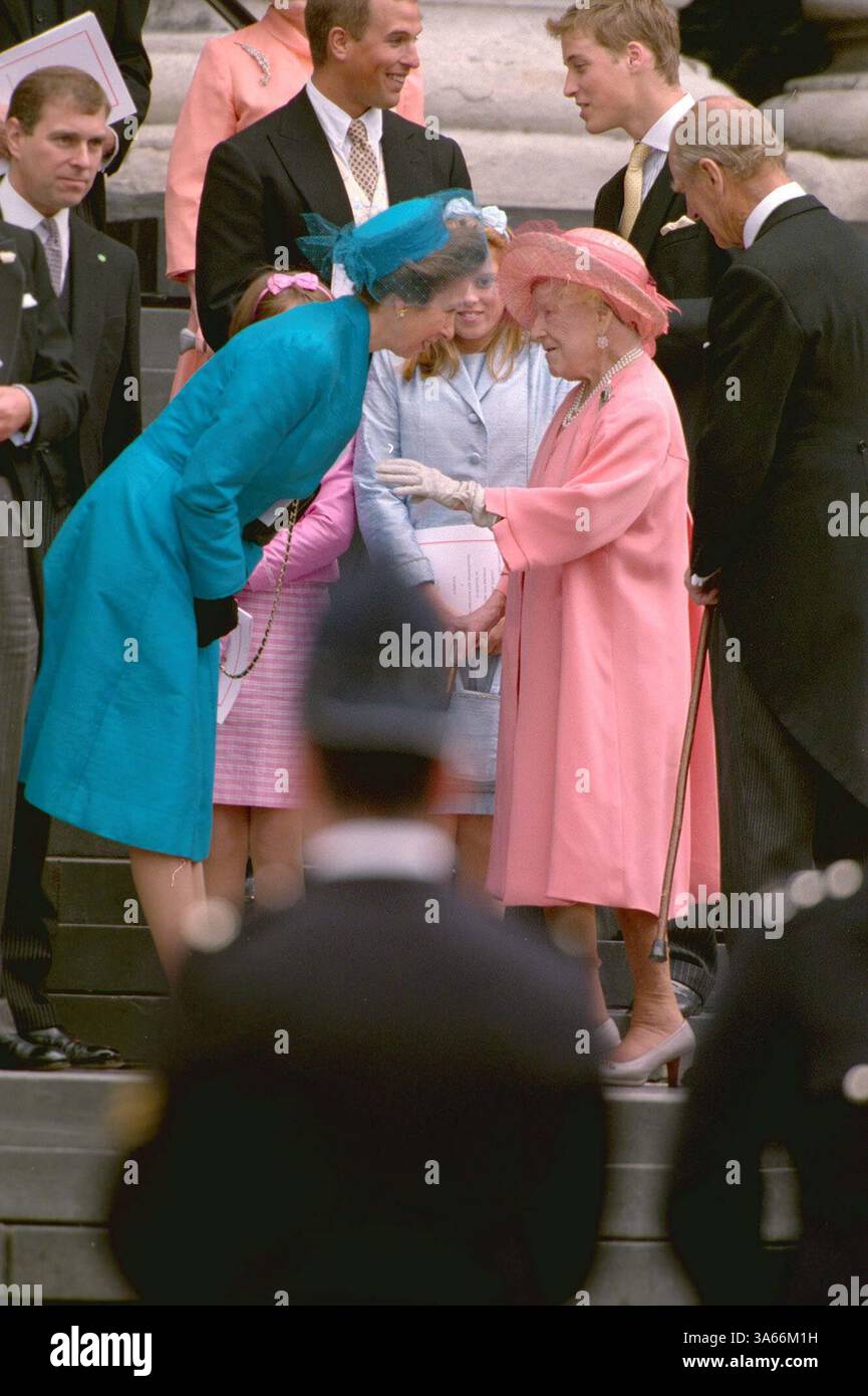 24. APRIL 2001 - LONDON, GROSSBRITANNIEN - Â RICHARD CHAMBURY ALPHA/ M041396 11 07 00.PRINZESSIN ANNE, PRINZESSIN BEATRICE UND DIE KÖNIGIN MUTTER. (HINTERGRUND) PRINZ ANDREW, PETER PHILLIPS, PRINZ WILLIAM & PRINZ PHILLIP.-THANKSGIVING ZUM 100. GEBURTSTAG DER KÖNIGIN MUTTER IN ST. PAUL'S CATHEDRAL IN LONDON. (Kreditbild: © Globe Photos/ZUMAPRESS.com) Stockfoto