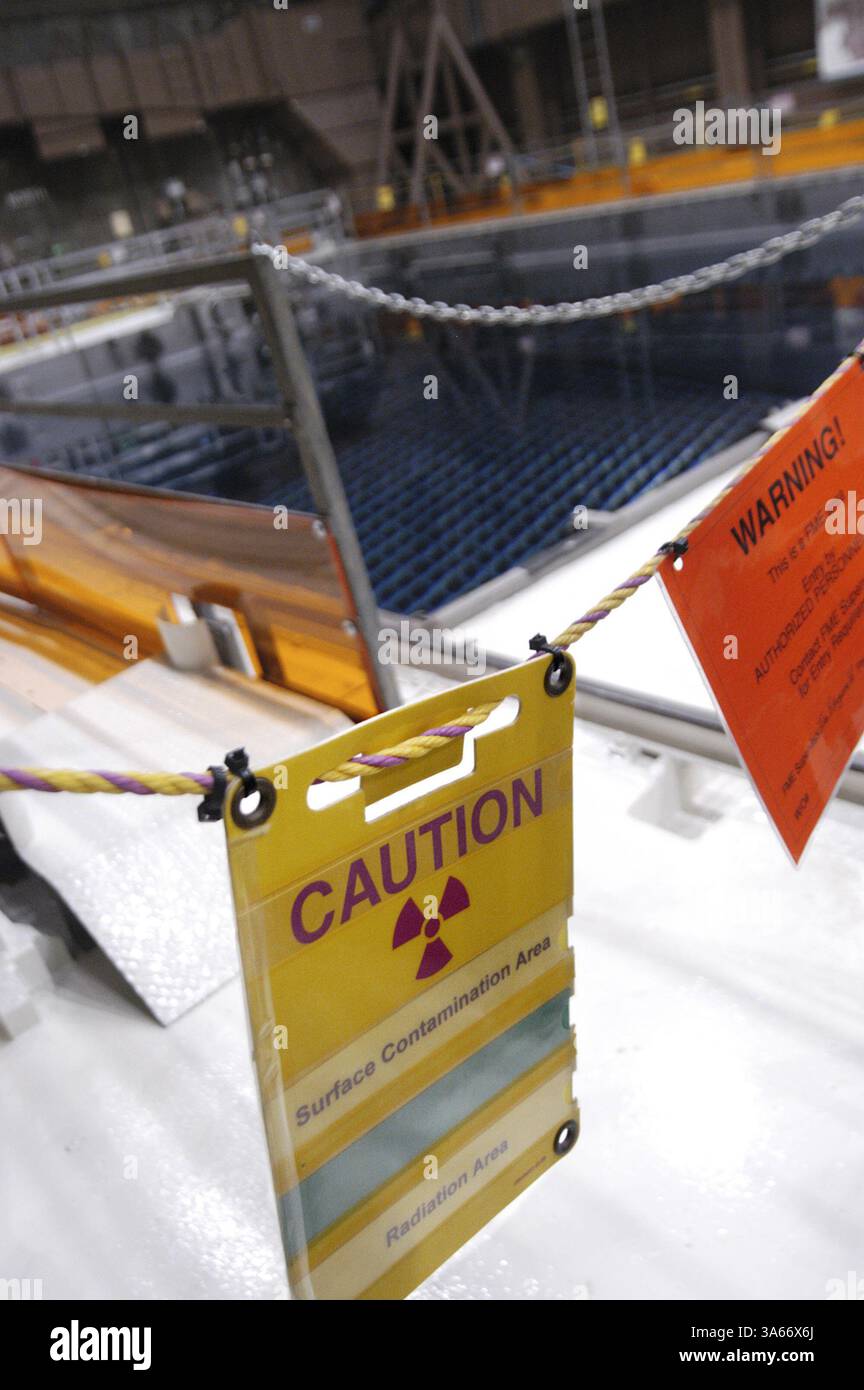 Mai 2004; Avila Beach, CA, USA; ! Ein Strahlenwarnschild hängt am Hochstrahlungsrand neben dem 440.000-Gallonen-Pool, in dem die abgebrannten Brennelemente des Kernreaktors untergebracht sind. Kritiker argumentieren, dass die abgebrannten Brennelemente ein ideales Ziel für Terroristen sind, die einen Angriff nutzen könnten, um das Becken zu entwässern und die abgebrannten Brennelemente zu entzünden, was zu einer langfristigen radioaktiven Kontamination der kalifornischen Zentralküste führt. Anlagenbetreiber sagen, dass die Tiefe der Pools zusammen mit der Stahl- und Betonauskleidung des Pools die Pools fast unbesiegbar macht. Obligatorischer Credit: Foto von Michael Mariant/Z Stockfoto