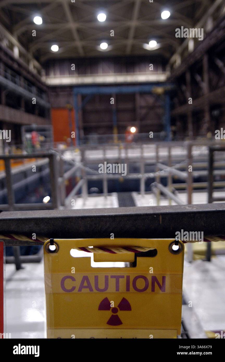Mai 2004; Avila Beach, CA, USA; ! Ein Strahlenwarnschild hängt am Hochstrahlungsrand neben dem 440.000-Gallonen-Pool, in dem die abgebrannten Brennelemente des Kernreaktors untergebracht sind. Kritiker argumentieren, dass die abgebrannten Brennelemente ein ideales Ziel für Terroristen sind, die einen Angriff nutzen könnten, um das Becken zu entwässern und die abgebrannten Brennelemente zu entzünden, was zu einer langfristigen radioaktiven Kontamination der kalifornischen Zentralküste führt. Anlagenbetreiber sagen, dass die Tiefe der Pools zusammen mit der Stahl- und Betonauskleidung des Pools die Pools fast unbesiegbar macht. Obligatorischer Credit: Foto von Michael Mariant/Z Stockfoto