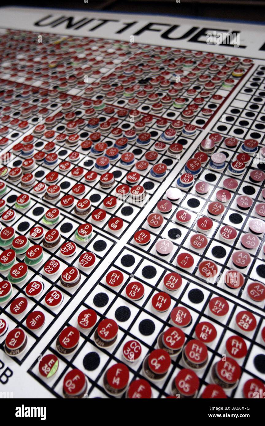 Mai 2004; Avila Beach, CA, USA; ! Auf der Platine für die Lagerung von verbrauchtem Kraftstoff in Einheit 1 ist jede im Tank verwendete Lagereinheit mit schwarzen Punkten dargestellt, die eine leere Lagereinheit zeigen. Sobald alle schwarzen Punkte bedeckt sind, wird das Kernkraftwerk Diablo Canyon keine Lagerung mehr für den abgebrannten Kernbrennstoff mehr haben. Im Vorgriff darauf ist geplant, gebrauchte Brennstofffässer in den Brennstoffpool zu bringen und sie zur Lagerung an einer vor Ort gelegenen Freiluftbetonunterlage zu spülen. Kritiker argumentieren, dass die Brennstoffpools und die geplante Fasslagerung im Freien ein ideales Ziel für Terroristen sind, die eine Ladung verbrauchen könnten Stockfoto