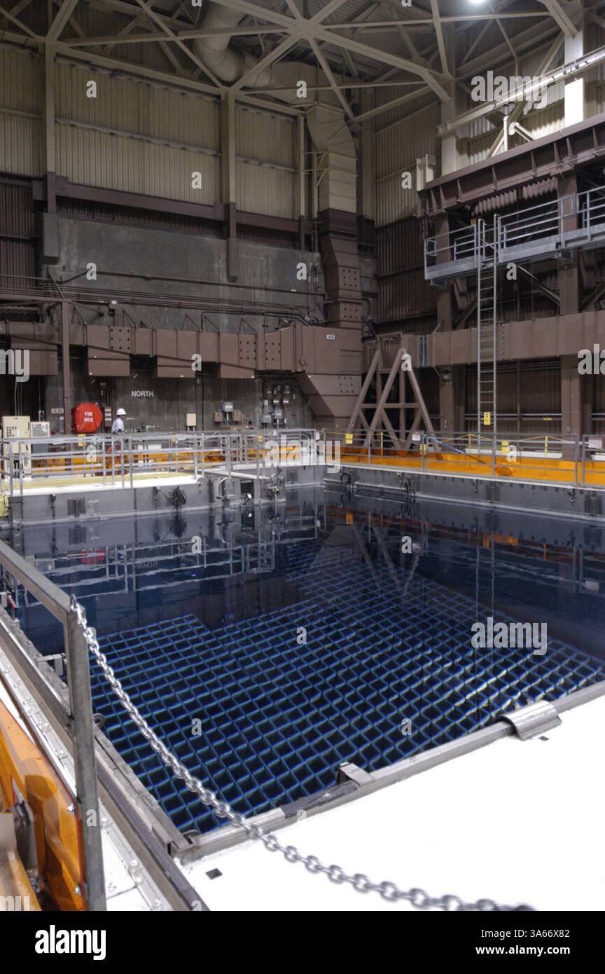 Mai 2004; Avila Beach, CA, USA; ! Der 440.000-Liter-Pool, in dem die abgebrannten Brennelemente des Kernreaktors untergebracht sind, ist einer von zwei Becken im Atomkraftwerk Diablo Canyon. Jedes Quadrat im Raster enthält eine Einheit abgebrannter Brennelemente. Kritiker argumentieren, dass die abgebrannten Brennelemente ein ideales Ziel für Terroristen sind, die einen Angriff nutzen könnten, um das Becken zu entwässern und die abgebrannten Brennelemente zu entzünden, was zu einer langfristigen radioaktiven Kontamination der kalifornischen Zentralküste führt. Anlagenbetreiber sagen, dass die Tiefe der Pools zusammen mit der Stahl- und Betonauskleidung des Pools die Pools fast unbesiegbar macht. Mann Stockfoto