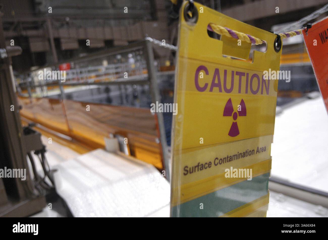 Mai 2004; Avila Beach, CA, USA; ! Ein Strahlenwarnschild hängt am Hochstrahlungsrand neben dem 440.000-Gallonen-Pool, in dem die abgebrannten Brennelemente des Kernreaktors untergebracht sind. Kritiker argumentieren, dass die abgebrannten Brennelemente ein ideales Ziel für Terroristen sind, die einen Angriff nutzen könnten, um das Becken zu entwässern und die abgebrannten Brennelemente zu entzünden, was zu einer langfristigen radioaktiven Kontamination der kalifornischen Zentralküste führt. Anlagenbetreiber sagen, dass die Tiefe der Pools zusammen mit der Stahl- und Betonauskleidung des Pools die Pools fast unbesiegbar macht. Obligatorischer Credit: Foto von Michael Mariant/Z Stockfoto