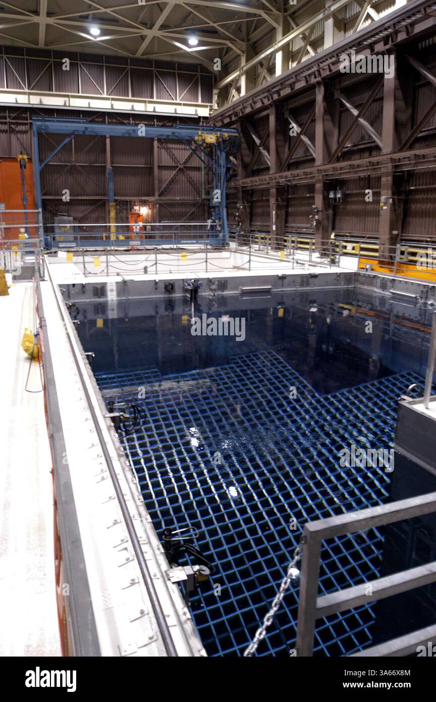 Mai 2004; Avila Beach, CA, USA; ! Der 440.000-Liter-Pool, in dem die abgebrannten Brennelemente des Kernreaktors untergebracht sind, ist einer von zwei Becken im Atomkraftwerk Diablo Canyon. Jedes Quadrat im Raster enthält eine Einheit abgebrannter Brennelemente. Kritiker argumentieren, dass die abgebrannten Brennelemente ein ideales Ziel für Terroristen sind, die einen Angriff nutzen könnten, um das Becken zu entwässern und die abgebrannten Brennelemente zu entzünden, was zu einer langfristigen radioaktiven Kontamination der kalifornischen Zentralküste führt. Anlagenbetreiber sagen, dass die Tiefe der Pools zusammen mit der Stahl- und Betonauskleidung des Pools die Pools fast unbesiegbar macht. Mann Stockfoto
