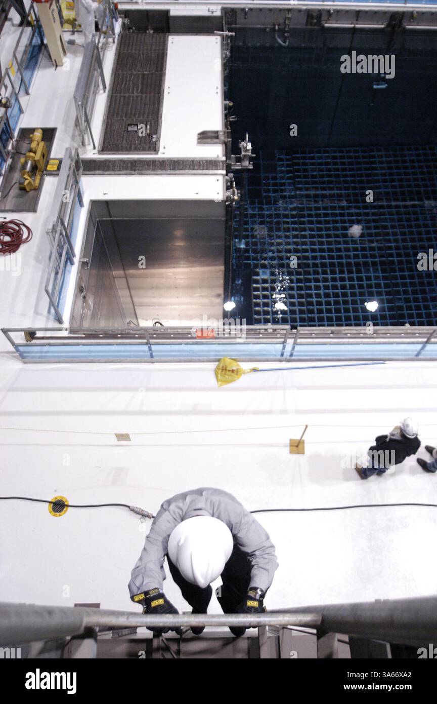 Mai 2004; Avila Beach, CA, USA; ! Ein Angestellter steigt eine Leiter hinunter und blickt auf einen der 440.000-Gallonen-Becken, in denen die abgebrannten Brennelemente des Kernreaktors untergebracht sind. Kritiker argumentieren, dass die abgebrannten Brennelemente ein ideales Ziel für Terroristen sind, die einen Angriff nutzen könnten, um das Becken zu entwässern und die abgebrannten Brennelemente zu entzünden, was zu einer langfristigen radioaktiven Kontamination der kalifornischen Zentralküste führt. Anlagenbetreiber sagen, dass die Tiefe der Pools zusammen mit der Stahl- und Betonauskleidung des Pools die Pools fast unbesiegbar macht. Obligatorischer Credit: Foto von Michael Mariant/ZUMA Press. (©) Copyright 200 Stockfoto