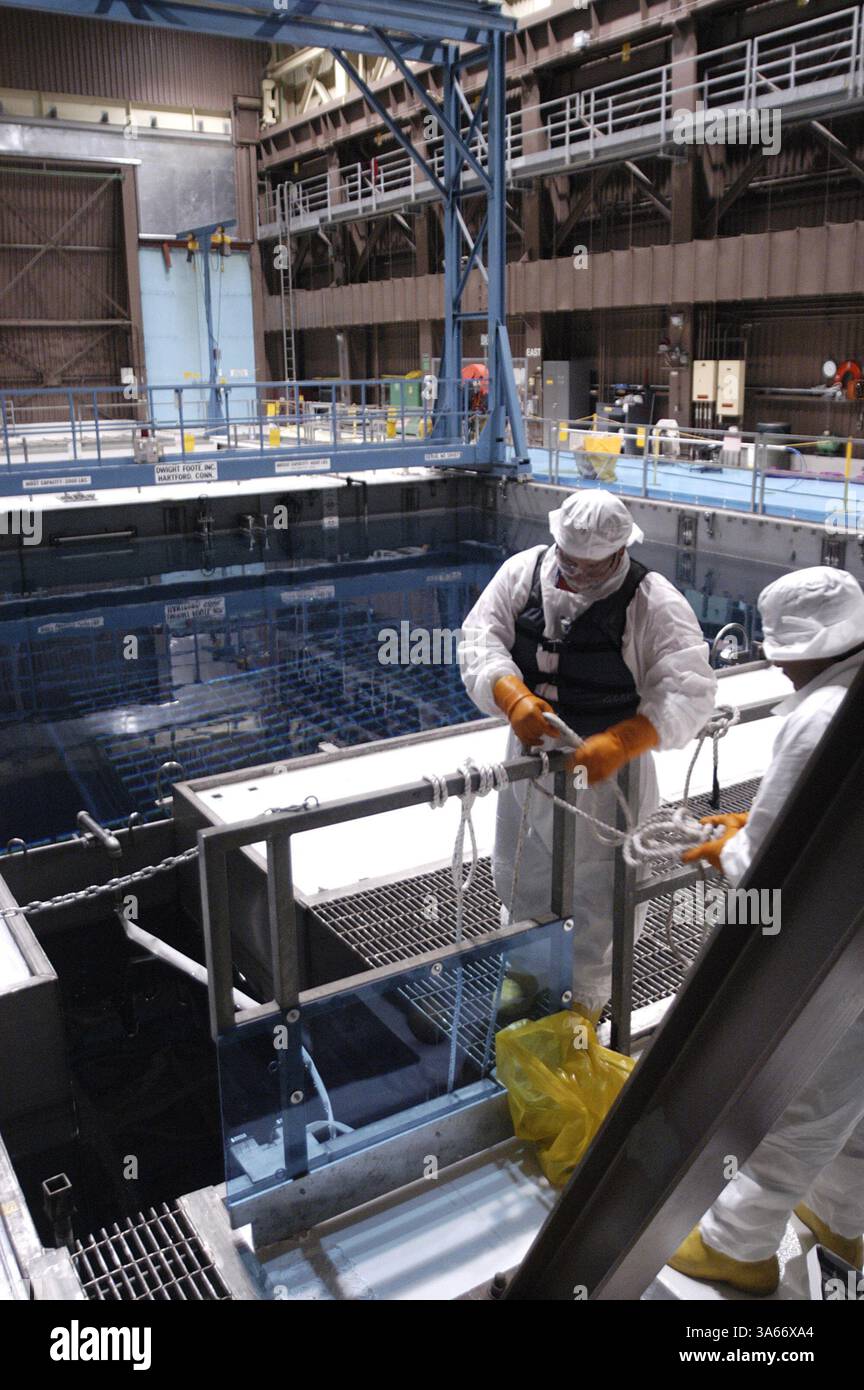 Mai 2004; Avila Beach, CA, USA; ! Arbeiter in Schutzkleidung bereiten sich auf Wartungsarbeiten an einem der 440.000-Gallonen-Becken vor, in denen sich die abgebrannten Brennelemente des Kernreaktors befinden. Kritiker argumentieren, dass die abgebrannten Brennelemente ein ideales Ziel für Terroristen sind, die einen Angriff nutzen könnten, um das Becken zu entwässern und die abgebrannten Brennelemente zu entzünden, was zu einer langfristigen radioaktiven Kontamination der kalifornischen Zentralküste führt. Anlagenbetreiber sagen, dass die Tiefe der Pools zusammen mit der Stahl- und Betonauskleidung des Pools die Pools fast unbesiegbar macht. Obligatorischer Credit: Foto von Michael Mariant/ZUMA Stockfoto