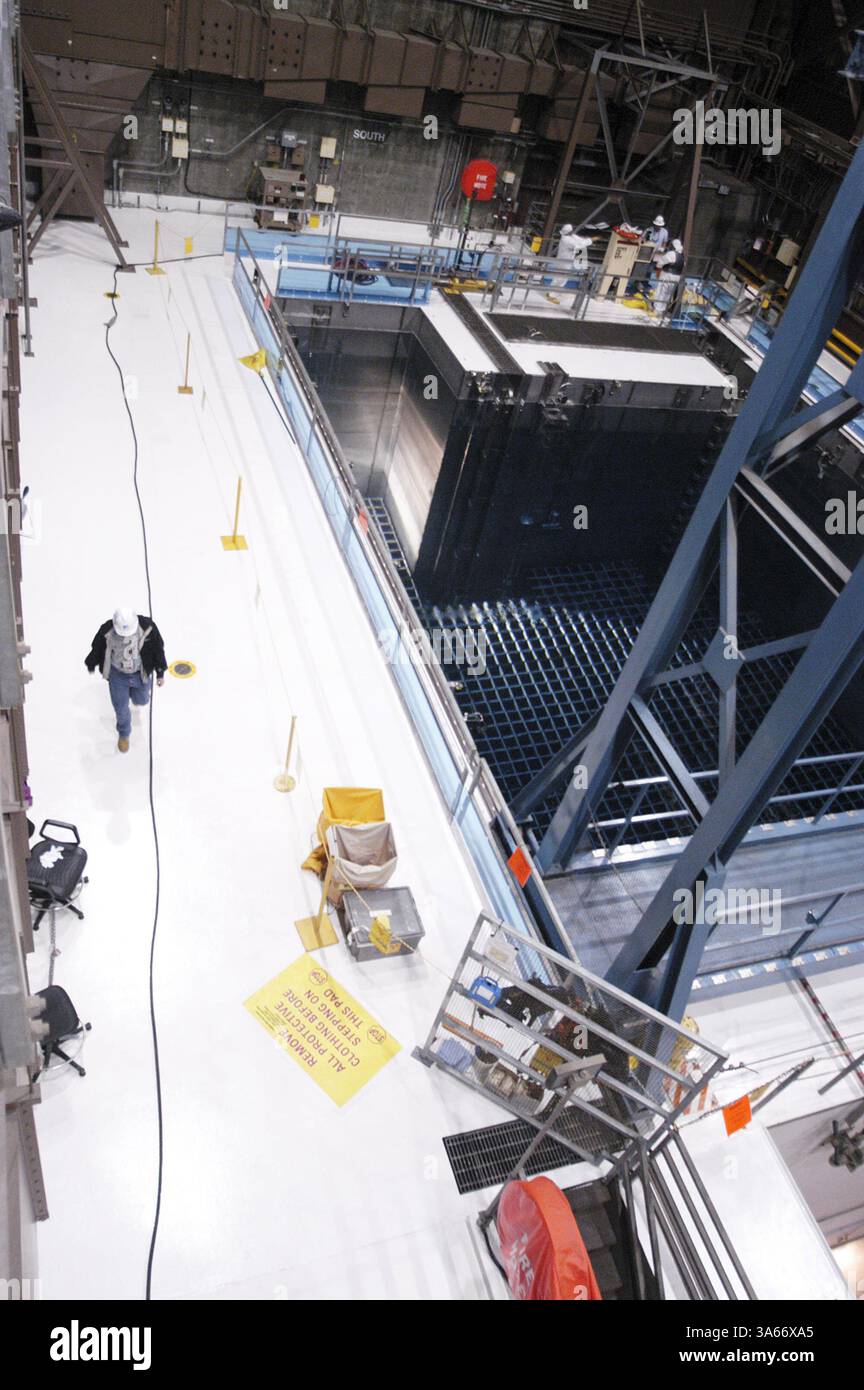 Mai 2004; Avila Beach, CA, USA; ! Arbeiter in Schutzkleidung, oben rechts, bereiten sich auf Wartungsarbeiten an einem der 440.000-Gallonen-Becken vor, in denen die abgebrannten Brennelemente des Kernreaktors aufbewahrt werden. Kritiker argumentieren, dass die abgebrannten Brennelemente ein ideales Ziel für Terroristen sind, die einen Angriff nutzen könnten, um das Becken zu entwässern und die abgebrannten Brennelemente zu entzünden, was zu einer langfristigen radioaktiven Kontamination der kalifornischen Zentralküste führt. Anlagenbetreiber sagen, dass die Tiefe der Pools zusammen mit der Stahl- und Betonauskleidung des Pools die Pools fast unbesiegbar macht. Obligatorischer Credit: Foto von Michael Stockfoto