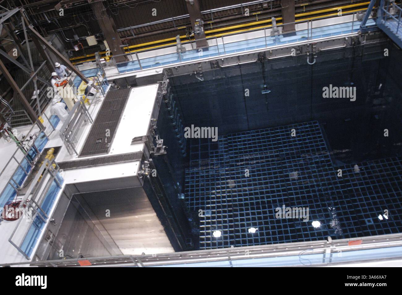 Mai 2004; Avila Beach, CA, USA; ! Arbeiter in Schutzkleidung, ganz links, bereiten sich auf Wartungsarbeiten an einem der 440.000-Gallonen-Becken vor, in denen die abgebrannten Brennelemente des Kernreaktors aufbewahrt werden. Kritiker argumentieren, dass die abgebrannten Brennelemente ein ideales Ziel für Terroristen sind, die einen Angriff nutzen könnten, um das Becken zu entwässern und die abgebrannten Brennelemente zu entzünden, was zu einer langfristigen radioaktiven Kontamination der kalifornischen Zentralküste führt. Anlagenbetreiber sagen, dass die Tiefe der Pools zusammen mit der Stahl- und Betonauskleidung des Pools die Pools fast unbesiegbar macht. Obligatorischer Credit: Foto von Michael M. Stockfoto