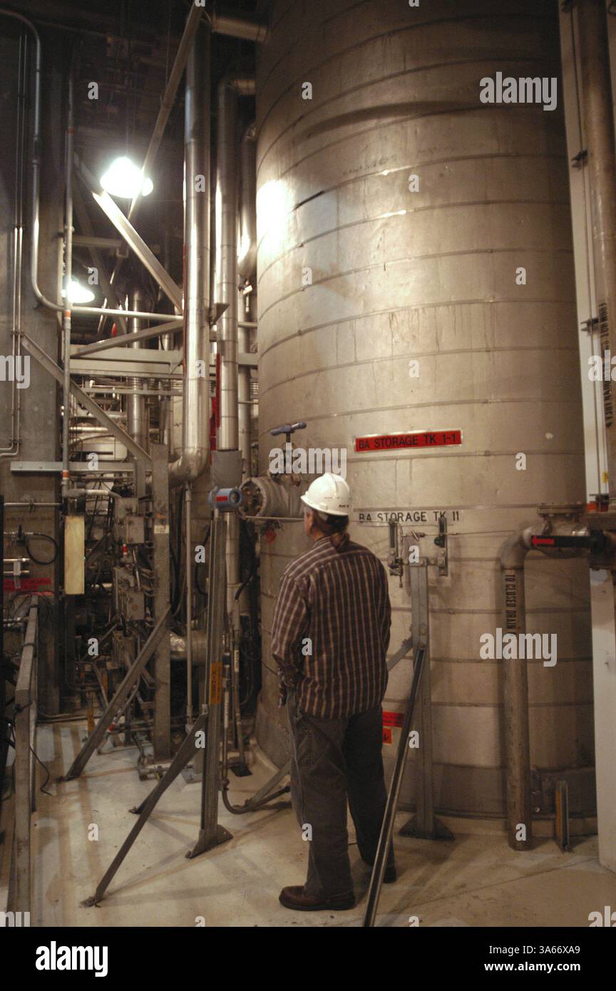 Mai 2004; Avila Beach, CA, USA; ! Ein Mitarbeiter überwacht einen Teil des Wasserfiltersystems tief im Kernkraftwerk Diablo Canyon. Kritiker argumentieren, dass die abgebrannten Brennelemente in der Anlage ein ideales Ziel für Terroristen sind, die einen Angriff nutzen könnten, um den Pool zu entwässern und die abgebrannten Brennelemente zu entzünden, was zu einer langfristigen radioaktiven Kontamination der kalifornischen Zentralküste führt. Anlagenbetreiber sagen, dass die Tiefe der Pools zusammen mit der Stahl- und Betonauskleidung des Pools die Pools fast unbesiegbar macht. Obligatorischer Credit: Foto von Michael Mariant/ZUMA Press. (©) Copyright 2004 by Stockfoto