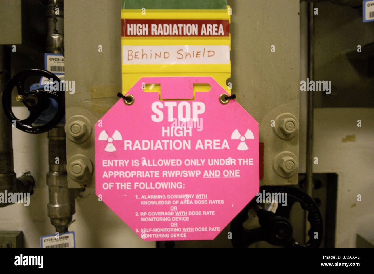 Mai 2004; Avila Beach, CA, USA; ! Ein Strahlenwarnschild befindet sich im Bereich der Wasserfiltration tief im Kernkraftwerk Diablo Canyon. Kritiker argumentieren, dass die abgebrannten Brennelemente in der Anlage ein ideales Ziel für Terroristen sind, die einen Angriff nutzen könnten, um den Pool zu entwässern und die abgebrannten Brennelemente zu entzünden, was zu einer langfristigen radioaktiven Kontamination der kalifornischen Zentralküste führt. Anlagenbetreiber sagen, dass die Tiefe der Pools zusammen mit der Stahl- und Betonauskleidung des Pools die Pools fast unbesiegbar macht. Obligatorischer Credit: Foto von Michael Mariant/ZUMA Press. (©) Copyright 2004 Stockfoto