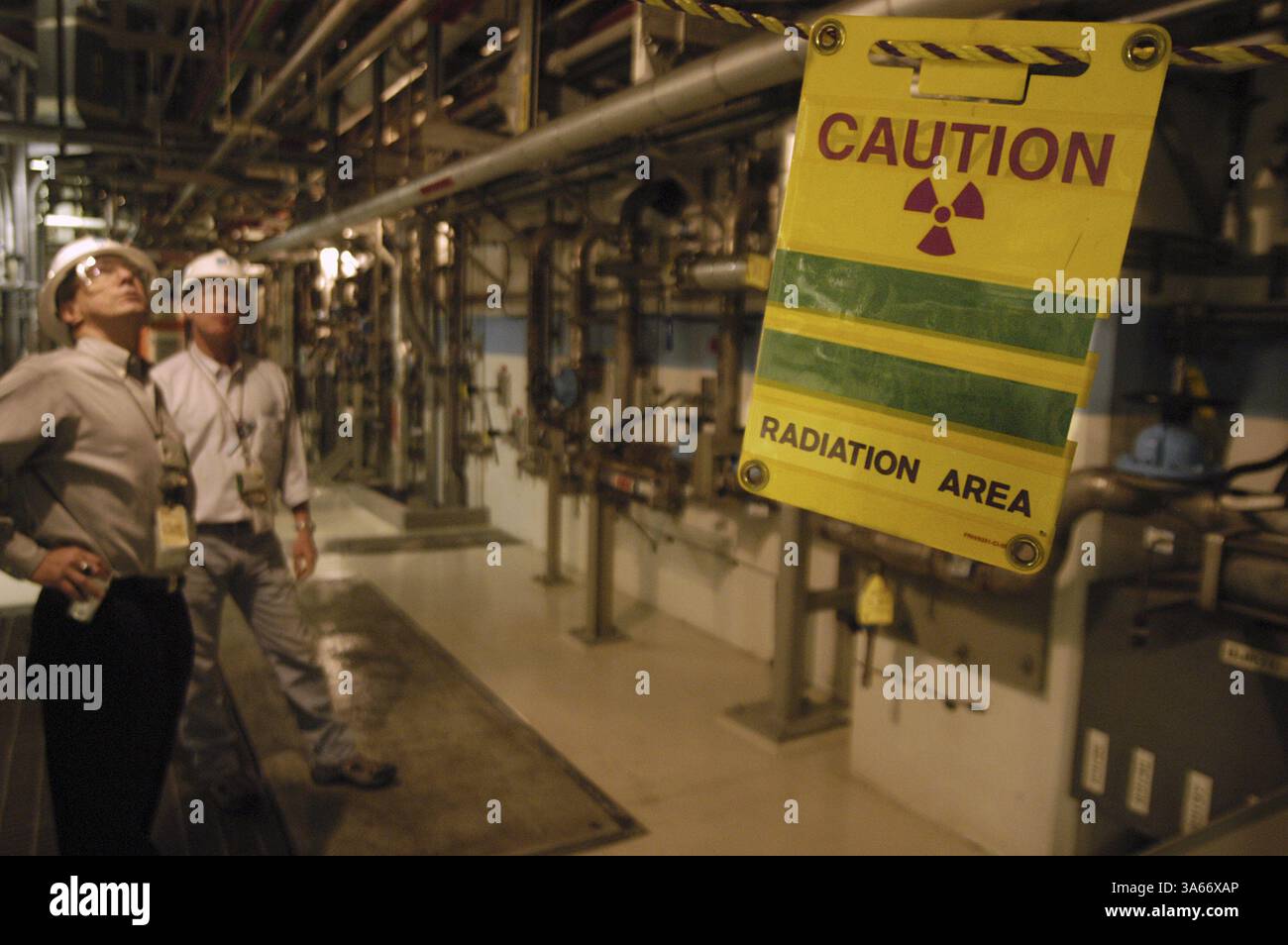 Mai 2004; Avila Beach, CA, USA; ! Ein Strahlenwarnschild hängt an einem Seil tief im Kernkraftwerk Diablo Canyon. Kritiker argumentieren, dass die abgebrannten Brennelemente in der Anlage ein ideales Ziel für Terroristen sind, die einen Angriff nutzen könnten, um den Pool zu entwässern und die abgebrannten Brennelemente zu entzünden, was zu einer langfristigen radioaktiven Kontamination der kalifornischen Zentralküste führt. Anlagenbetreiber sagen, dass die Tiefe der Pools zusammen mit der Stahl- und Betonauskleidung des Pools die Pools fast unbesiegbar macht. Obligatorischer Credit: Foto von Michael Mariant/ZUMA Press. (©) Copyright 2004 von Michael Mariant Stockfoto