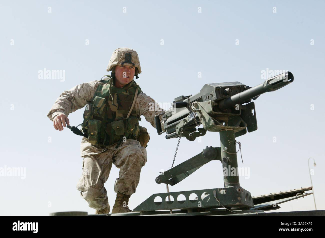 24. Mai 2004; Camp Al Asad, Irak; CPL. NORMAN J. SUTPHIN, aus High Point, N.C. und Maschinenschützer für Waffenstation, Kompanie L, 3. Bataillon, 24. Marine-Regiment, springt auf einen Humvee und überprüft den MK-19 Autmomatic Granatwerfer auf ordnungsgemäße Wartung. Der 37-Jährige verpasste das Corps zwölf Jahre lang und nach dem 11. September 2001 beschloss er, zurückzukommen. Sutphins erste Einberufung erfolgte im Juni 1986. Stockfoto