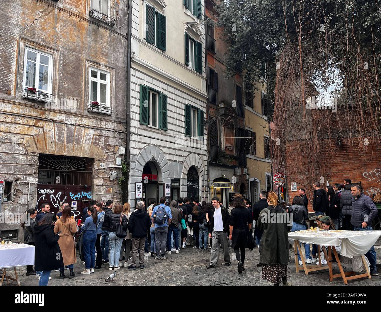 Rom, Italien - März 2025 - Viertel Trastevere, Piazza Trilussa Stockfoto