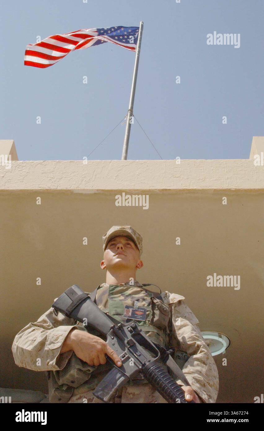 28. August 2004; Al Asad, Irak; Lance CPL. KRISTOPHER A. IVANOV, Trompeter, 3. Marine Aircraft Wing Band, steht Wache im Wachdienst vor dem 3MAW Hauptquartier in Al Asad, Irak, 28. August. Der 20-jährige aus Gilbert, Ariz., befindet sich derzeit in seiner ersten Woche eines siebenmonatigen Einsatzes zur Unterstützung der Operation Iraqi Freedom. Stockfoto