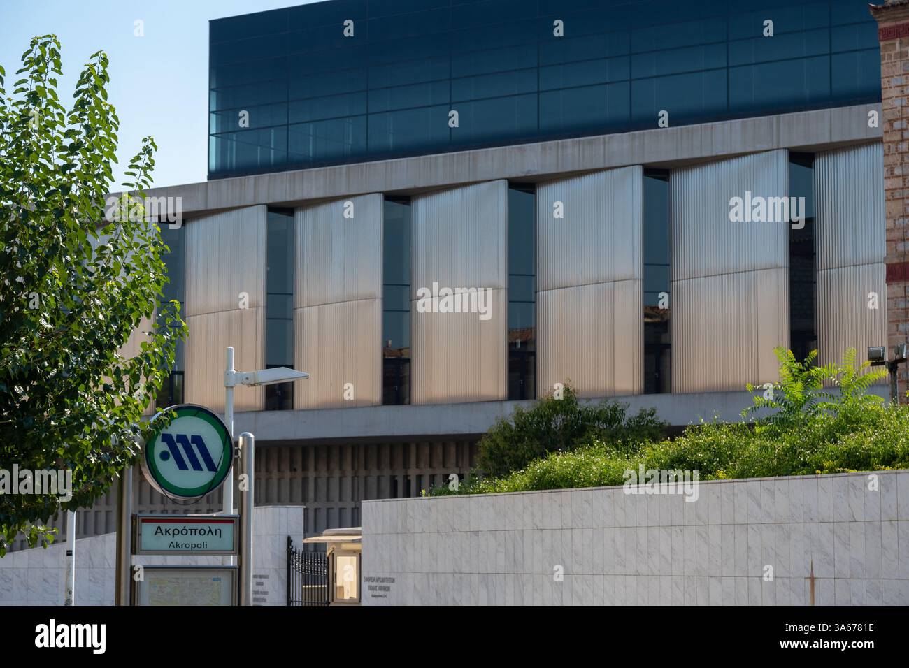 Athen, Griechenland - Juli 31 2022: U-Bahn-Station vor dem neuen Akropolis-Museum Stockfoto