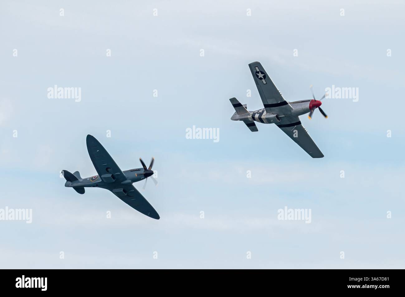Ein Heritage Flight Supermarine Spitfire MkXIX und ein Mustang beim 15. Bournemouth Air Festival im Jahr 2023. Bournemouth, Dorset, England, Großbritannien. Stockfoto