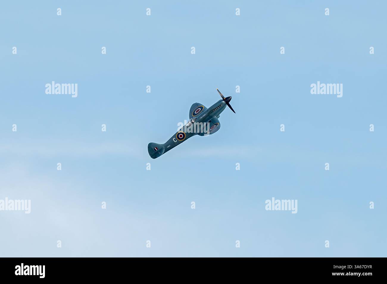 Ein Heritage Flight Supermarine Spitfire MkXIX trat 2023 beim 15. Bournemouth Air Festival auf. Bournemouth, Dorset, England, Großbritannien. Stockfoto