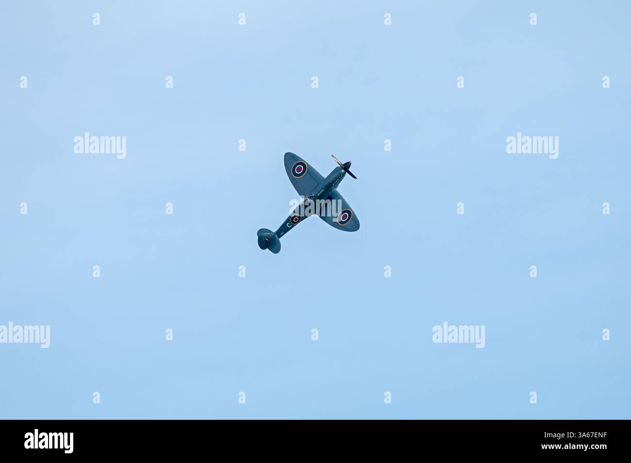 Ein Heritage Flight Supermarine Spitfire MkXIX trat 2023 beim 15. Bournemouth Air Festival auf. Bournemouth, Dorset, England, Großbritannien. Stockfoto