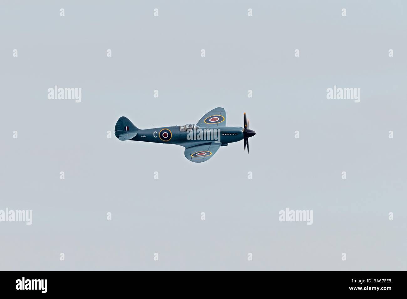 Ein Heritage Flight Supermarine Spitfire MkXIX trat 2023 beim 15. Bournemouth Air Festival auf. Bournemouth, Dorset, England, Großbritannien. Stockfoto