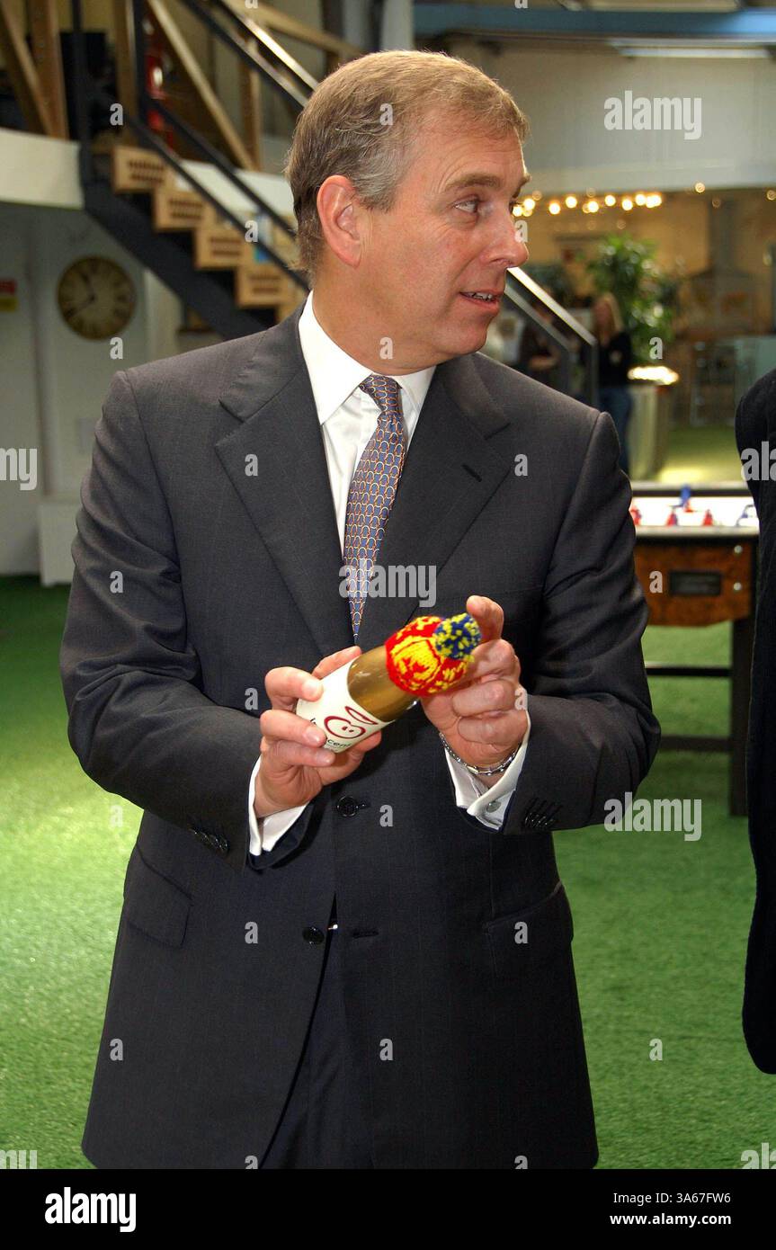Oktober 2007 - London, Vereinigtes Königreich - K55098.Prince Andrew besucht Innocent Smoothie Factory, Hammersmith, London, 10-15-2007. Henry Davenport- - 2007(Bild: © Globe Photos/ZUMAPRESS.com) Stockfoto