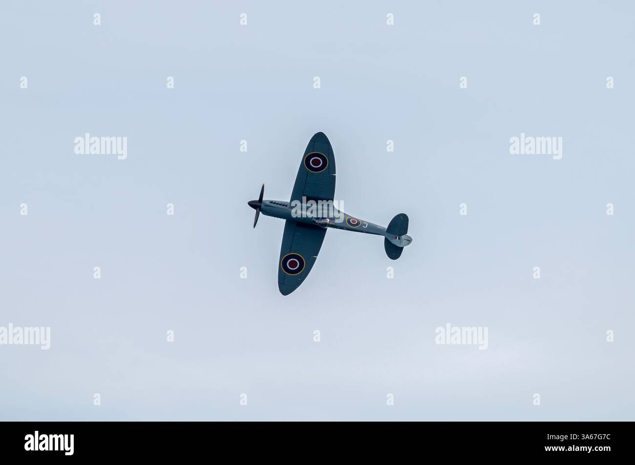 Ein Heritage Flight Supermarine Spitfire MkXIX trat 2023 beim 15. Bournemouth Air Festival auf. Bournemouth, Dorset, England, Großbritannien. Stockfoto