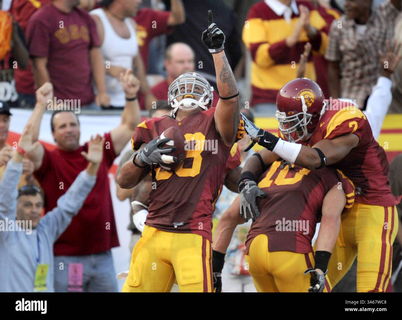 14. September 2008: Der südkalifornische Linebacker Rey Maualuga feiert mit Fans und Teamkollegen, nachdem er am Samstag, den 13. September 2008, in Los Angeles, Kalifornien, im zweiten Quartal einen Touchdown gegen Ohio State zurückgab. (Michael Goulding/Orange County Register/MCT) (Kreditbild: © Michael Goulding/MCT/ZUMAPRESS.com) Stockfoto