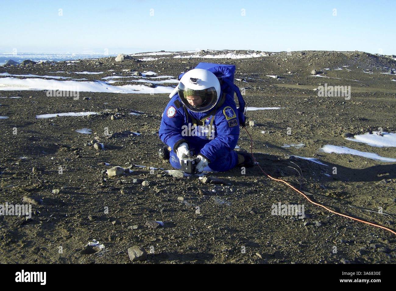 15. März 2011 - Antartida, Argentinien - 13. März 2011 zeigt einen Mann, der einen neuen Anzug für die bemannten Missionen der US-amerikanischen Raumfahrtbehörde NASA auf dem Mars in der Basis Marambio, Antarktis, Argentinien, testet. Der neue Anzug verfügt über ein System zur Regelung der Wärmetemperatur der Handschuhe, Stiefel und des Brustteils, der ein Traktionssystem zur Verhinderung von Stürzen und einen neuen Rucksack, der im Inneren unter Druck steht, 15. März 2011. (Kreditbild: © NASA/ZUMAPRESS.com) Stockfoto