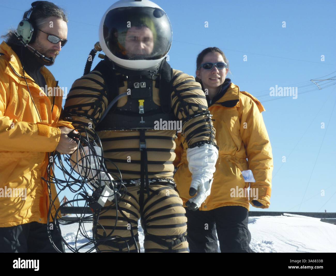 15. März 2011 - Antartida, Argentinien - 13. März 2011 zeigt ein wissenschaftliches Team, das einen neuen Anzug für die bemannten Missionen der US-amerikanischen Raumfahrtbehörde NASA auf dem Mars in der Basis Marambio, Antarktis, Argentinien, testet. Der neue Anzug verfügt über ein System zur Regelung der Wärmetemperatur der Handschuhe, Stiefel und des Brustteils, der ein Traktionssystem zur Verhinderung von Stürzen und einen neuen Rucksack, der im Inneren unter Druck steht, 15. März 2011. (Kreditbild: © NASA/ZUMAPRESS.com) Stockfoto