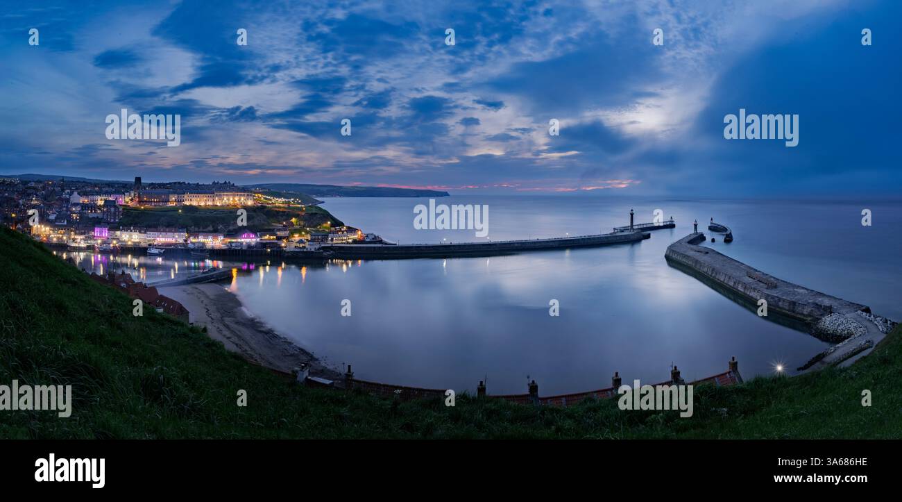 Whitby Harbour in der Abenddämmerung, North Yorkshire, Großbritannien. Stockfoto