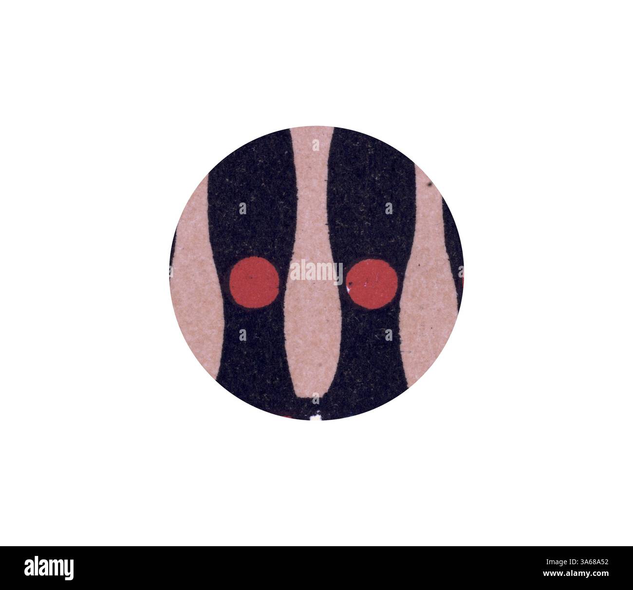 Ein kreisförmiges Muster mit kräftigen schwarzen Linien, die mit roten Punkten auf einem strukturierten Hintergrund verflochten sind, sorgt für einen auffälligen visuellen Kontrast. Klassische Kunst mit modernem Touch, neu gestaltet von Artotop, verwandelt ägyptisches Ornament Stockfoto