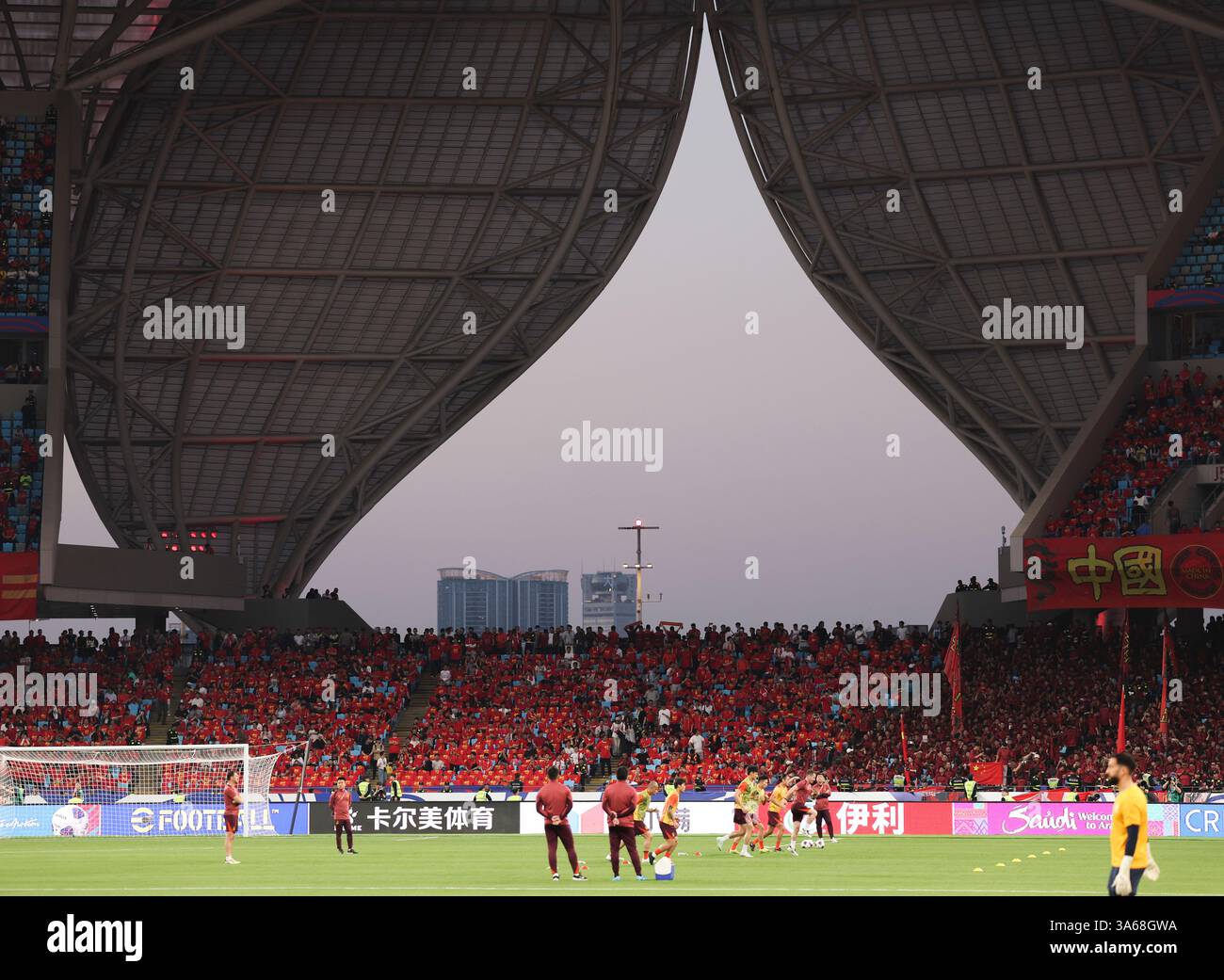Hangzhou, China. März 2025. Spieler aus China wärmen sich vor dem Spiel der Gruppe C der FIFA-Weltmeisterschaft 2026 zwischen China und Australien in Hangzhou, China, am 25. März 2025 auf. Quelle: Hu Xingyu/Xinhua/Alamy Live News Stockfoto