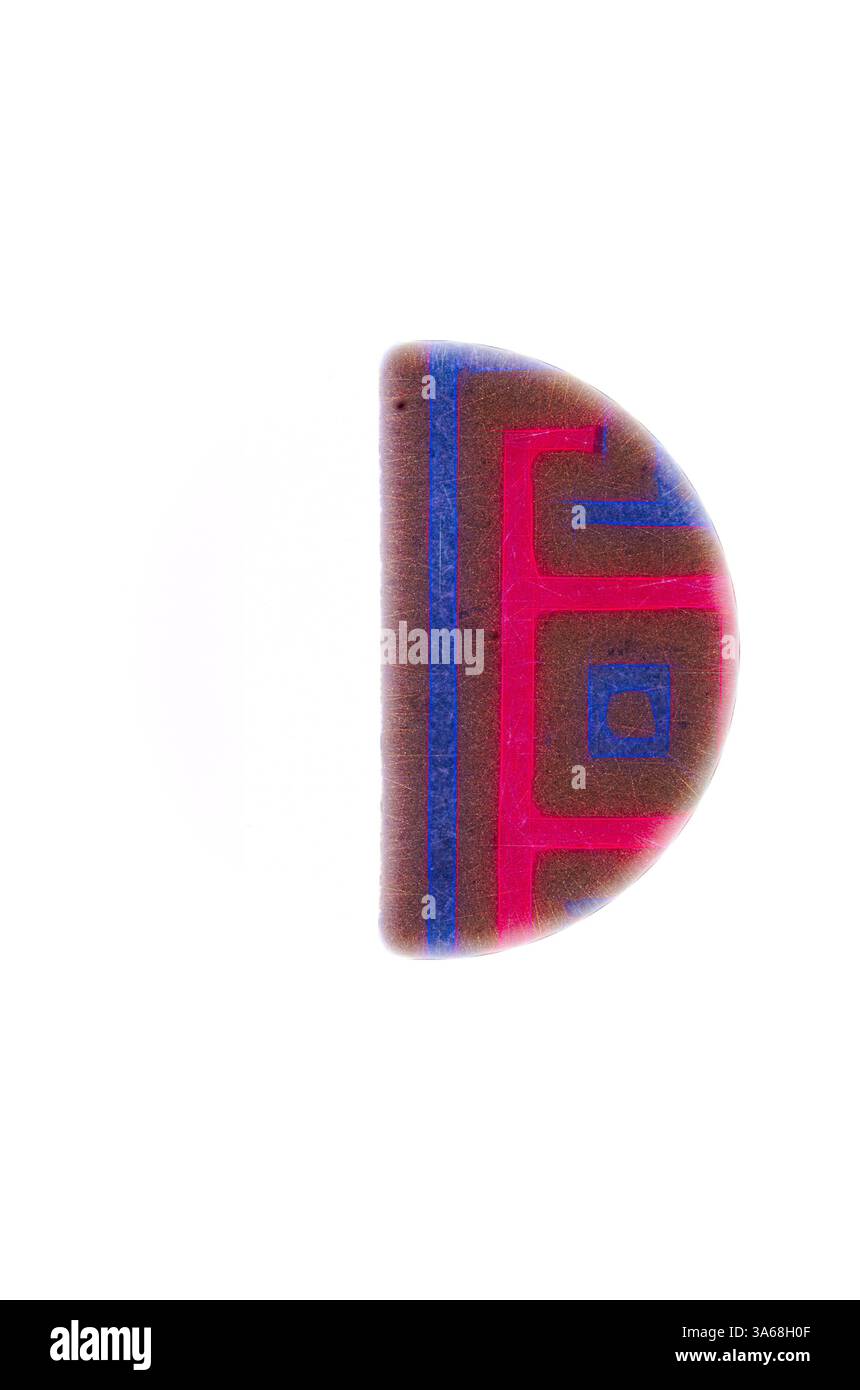 Ein einzigartig geformtes Objekt mit einem leuchtenden Muster aus auffälligen rosa und blauen geometrischen Mustern auf einer strukturierten Oberfläche. Die Halbkreisform schafft einen faszinierenden Fokus auf die kontrastierenden Farben und Linien. Klassische Kunst mit modernem Touch, neu interpretiert von Artotop, transformiertes griechisches Ornament Stockfoto
