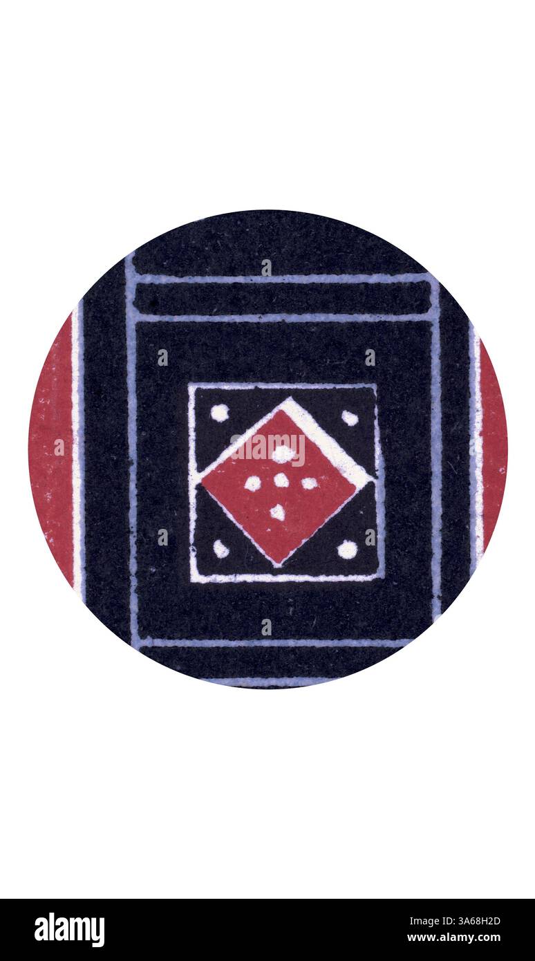 Ein geometrisches Muster mit kräftigen roten und weißen Elementen vor einem tiefen Hintergrund, das einen auffälligen visuellen Kontrast erzeugt. Das Design besteht aus einer zentralen Rautenform, die von einem rechteckigen Rahmen umgeben ist und ein Gefühl von Symmetrie und Balance vermittelt. Klassische Kunst mit modernem Touch, neu gestaltet von Artotop, transformiert Pompeji Ornament Stockfoto