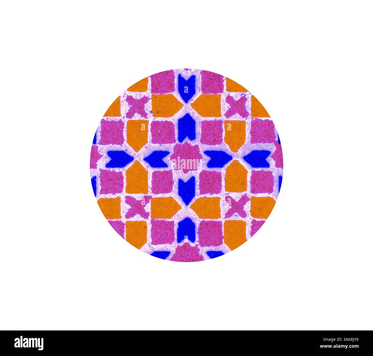 Ein lebendiges Kreismuster mit geometrischen Formen in kräftigem Orange, Rosa und Blau, das in einem komplizierten Design angeordnet ist, das ein Gefühl von Rhythmus und kultureller Kunst vermittelt. Klassische Kunst mit modernem Touch, neu interpretiert von Artotop, transformiertes maurisches Ornament Stockfoto