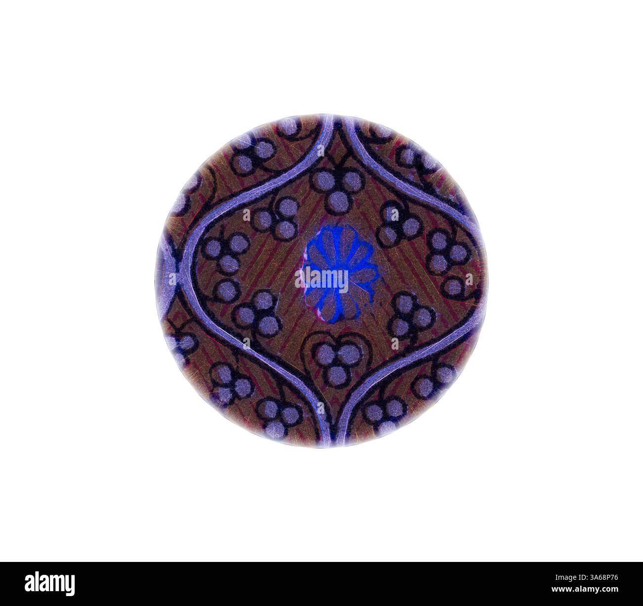 Ein kreisförmiges dekoratives Stück mit einem komplizierten Blumenmuster in tiefen Farbtönen, das von einem auffälligen blauen Motiv in der Mitte hervorgehoben wird, umgeben von zarten Kurven und kleinen Blüten. Klassische Kunst mit einem modernen Touch, das von Artotop neu interpretiert wurde, verwandeltes indisches Ornament Stockfoto