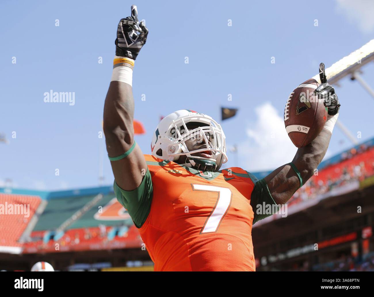 11. Oktober 2014 - Miami Gardens, FL, USA - Miami Hurricanes Running Back Gus Edwards (7) erzielt im vierten Quartal am Samstag, den 11. Oktober 2014, im Sun Life Stadium in Miami Gardens, Florida (Credit Image: © Al Diaz/MCT/ZUMA Wire) Stockfoto