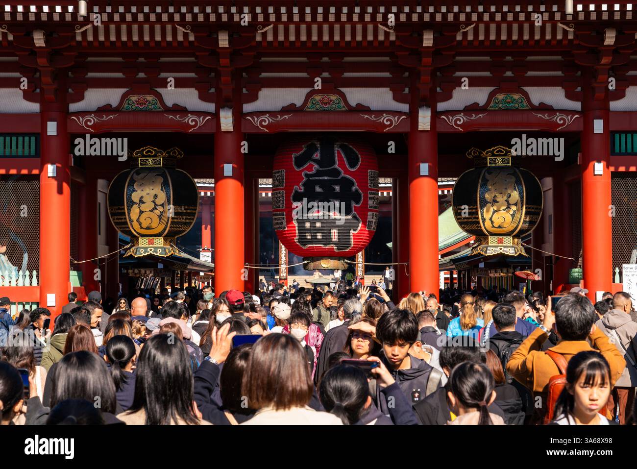 Tagsüber werden traditionelle japanische Laternen im Sensō-JI-Tempel in Asakusa, Tokio, erfasst, die das kulturelle Erbe und die architektonische Ele des Tempels zeigen Stockfoto Tagsüber werden traditionelle japanische Laternen im Sensō-JI-Tempel in Asakusa, Tokio, erfasst, die das kulturelle Erbe und die architektonische Ele des Tempels zeigen Stockfoto