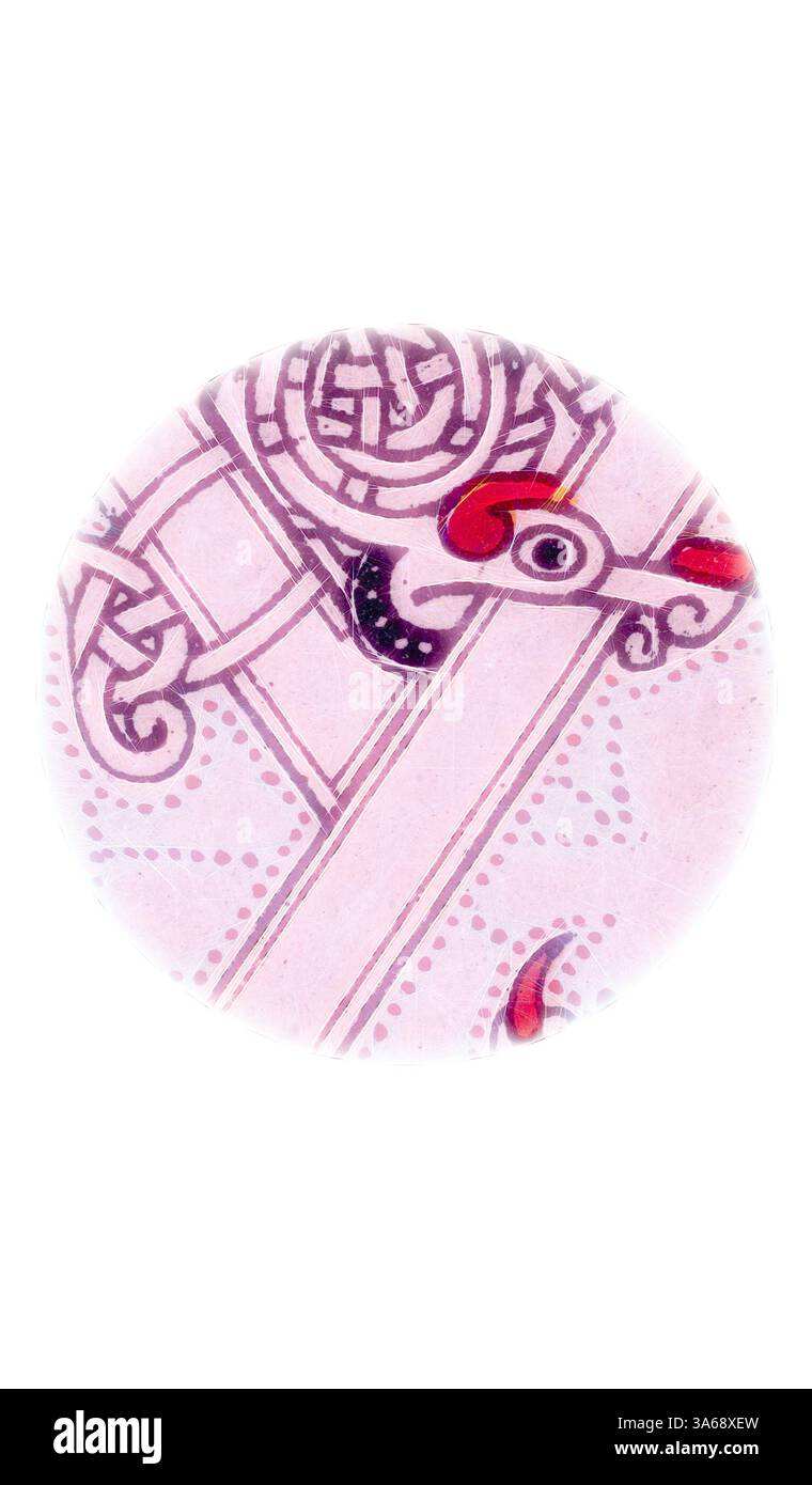 Ein kreisförmiges Design mit komplizierten Mustern und skurrilen Kreaturen, das verspielte Linien und lebendige Akzente hervorhebt, die ein Gefühl für antike Kunst und Geschichtenerzählungen wecken. Klassische Kunst mit modernem Touch, neu interpretiert von Artotop, verwandeltes keltisches Ornament Stockfoto