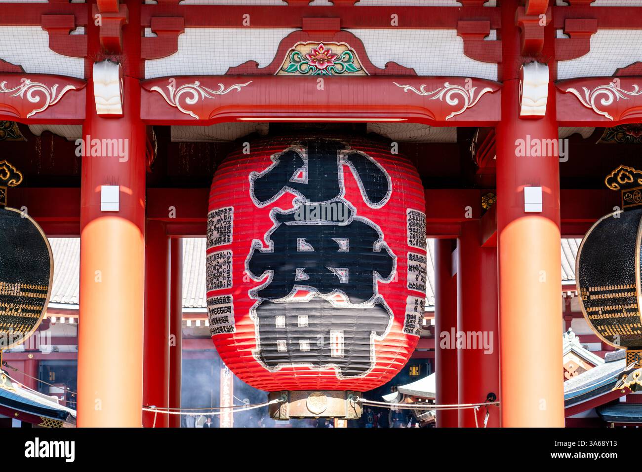 Tagsüber werden traditionelle japanische Laternen im Sensō-JI-Tempel in Asakusa, Tokio, erfasst, die das kulturelle Erbe und die architektonische Ele des Tempels zeigen Stockfoto Tagsüber werden traditionelle japanische Laternen im Sensō-JI-Tempel in Asakusa, Tokio, erfasst, die das kulturelle Erbe und die architektonische Ele des Tempels zeigen Stockfoto