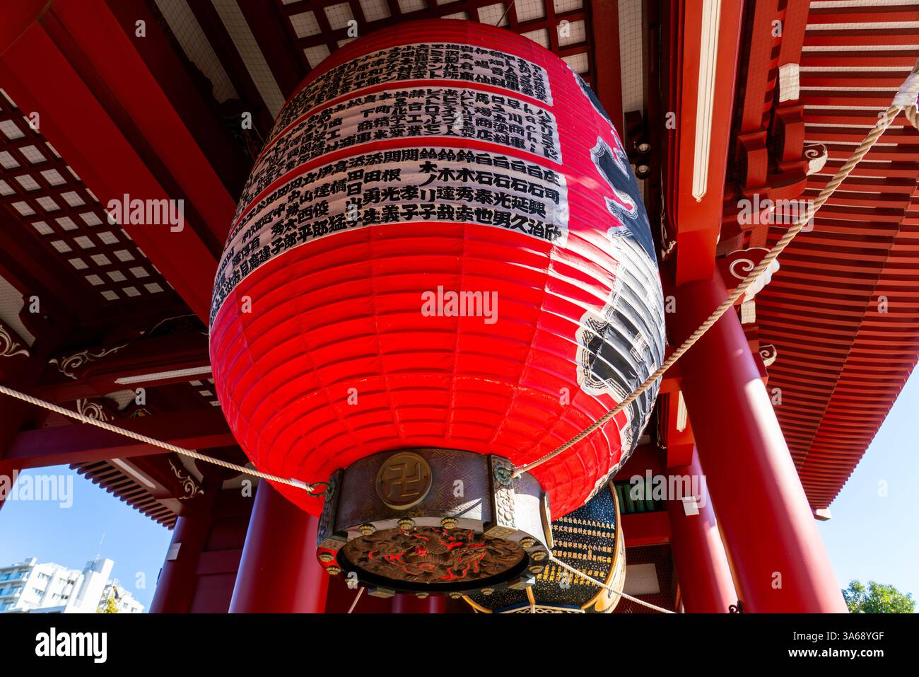 Tagsüber werden traditionelle japanische Laternen im Sensō-JI-Tempel in Asakusa, Tokio, erfasst, die das kulturelle Erbe und die architektonische Ele des Tempels zeigen Stockfoto Tagsüber werden traditionelle japanische Laternen im Sensō-JI-Tempel in Asakusa, Tokio, erfasst, die das kulturelle Erbe und die architektonische Ele des Tempels zeigen Stockfoto